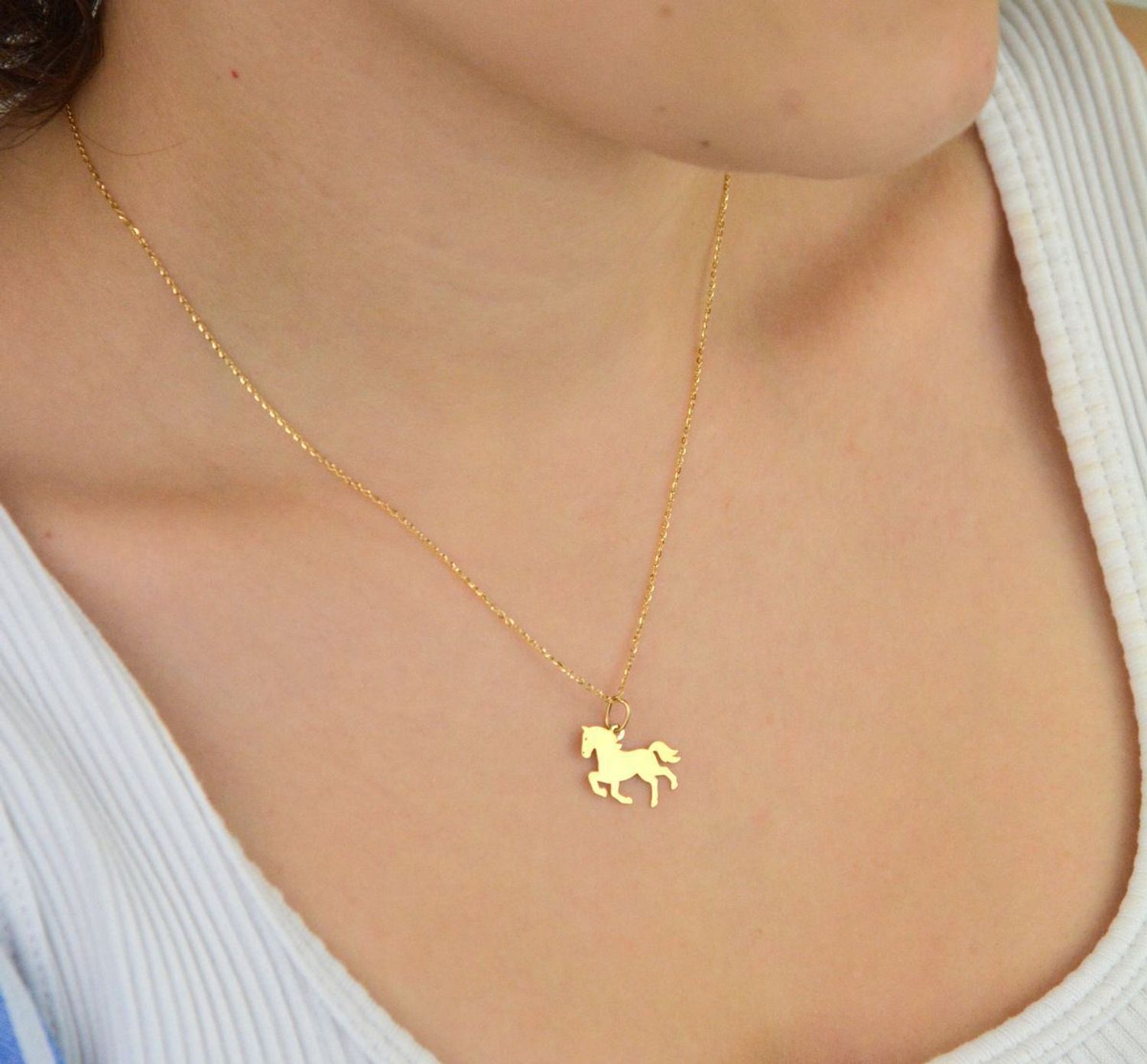 Stylowa zawieszka złota próby 585, model DIA-ZAW-13686-585 w kształcie konia. Wymiary 1,8 x 1,5 cm, waga 0,54 g. Idealna na prezent lub do codziennego noszenia.1.jpg