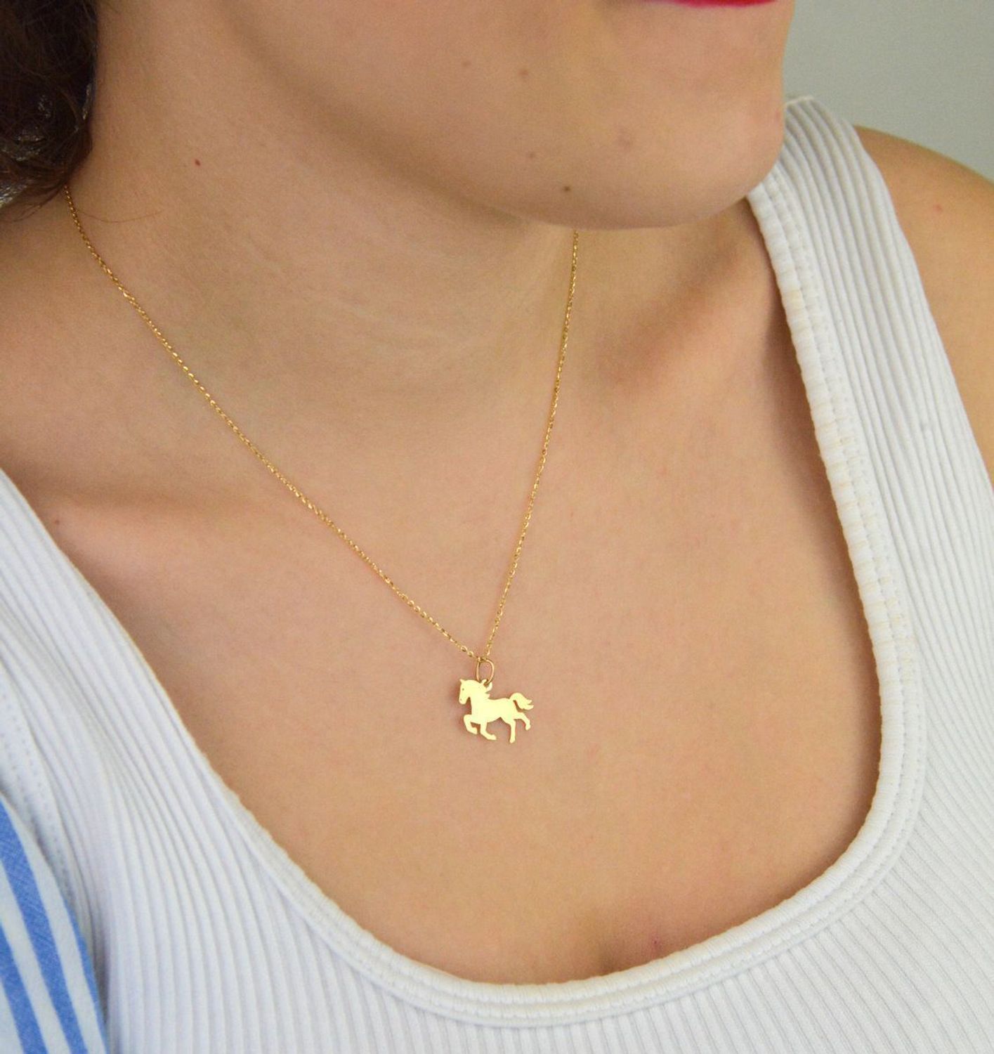 Stylowa zawieszka złota próby 585, model DIA-ZAW-13686-585 w kształcie konia. Wymiary 1,8 x 1,5 cm, waga 0,54 g. Idealna na prezent lub do codziennego noszenia.1.jpg