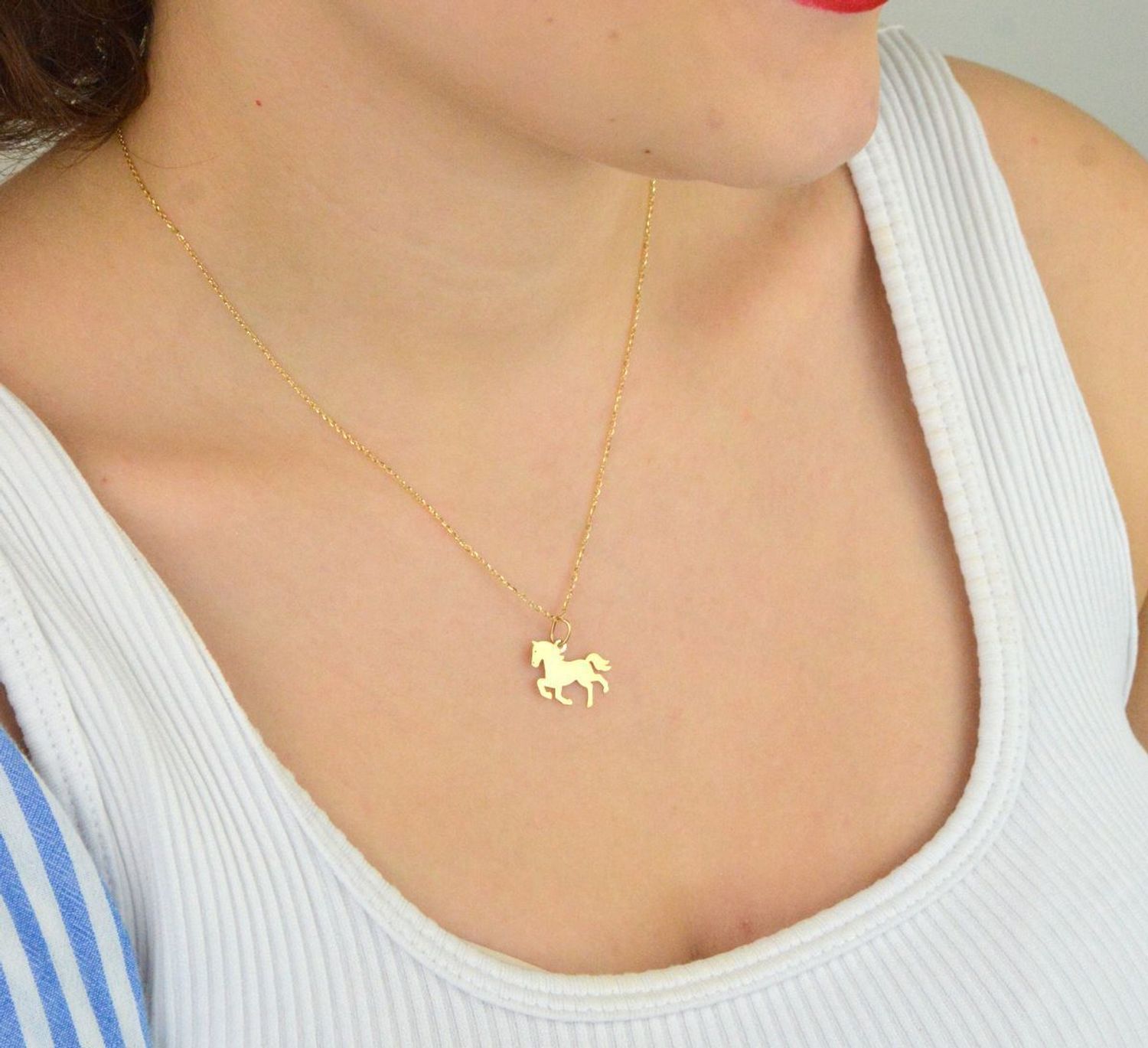 Stylowa zawieszka złota próby 585, model DIA-ZAW-13686-585 w kształcie konia. Wymiary 1,8 x 1,5 cm, waga 0,54 g. Idealna na prezent lub do codziennego noszenia.1.jpg