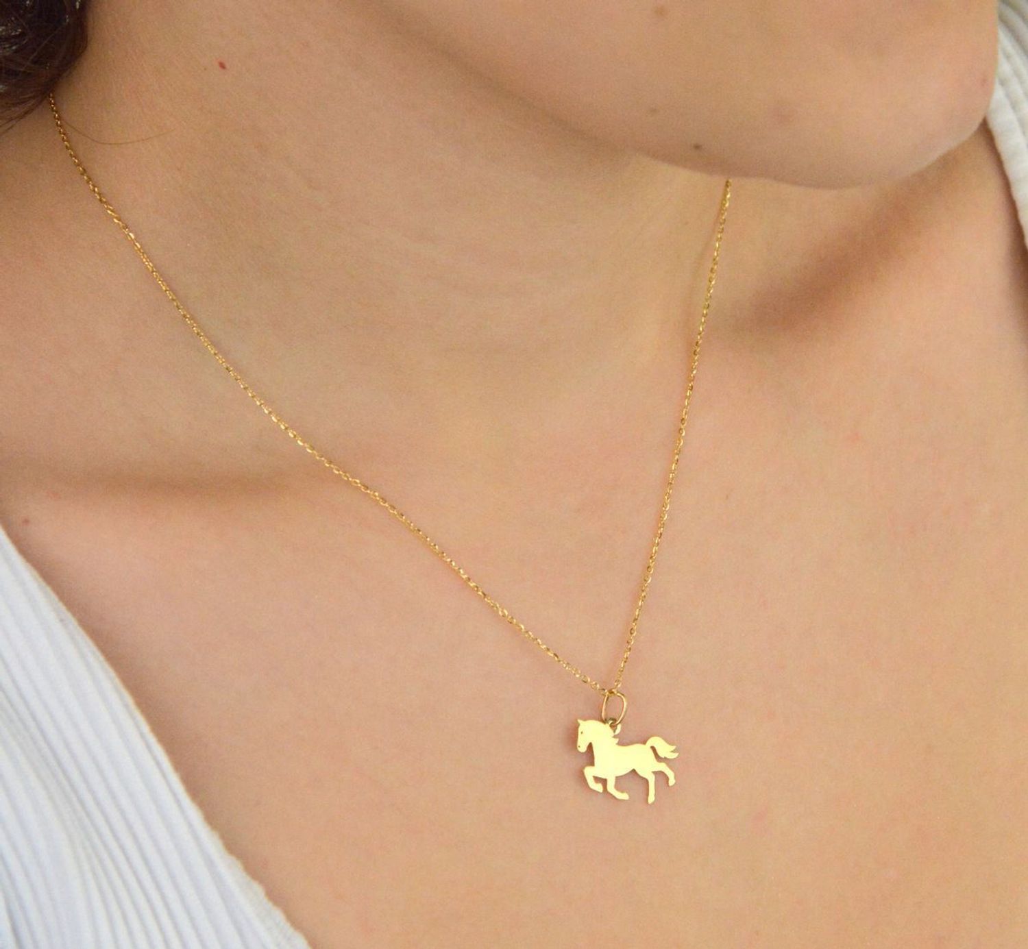 Stylowa zawieszka złota próby 585, model DIA-ZAW-13686-585 w kształcie konia. Wymiary 1,8 x 1,5 cm, waga 0,54 g. Idealna na prezent lub do codziennego noszenia.1.jpg