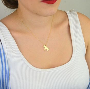 Stylowa zawieszka złota próby 585, model DIA-ZAW-13687-585 w kształcie konika. Wymiary 2,0 x 1,7 cm, waga 0,56 g. Idealna na prezent lub do codziennego noszenia (2).JPG
