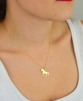 Stylowa zawieszka złota próby 585, model DIA-ZAW-13687-585 w kształcie konika. Wymiary 2,0 x 1,7 cm, waga 0,56 g. Idealna na prezent lub do codziennego noszenia (4).JPG