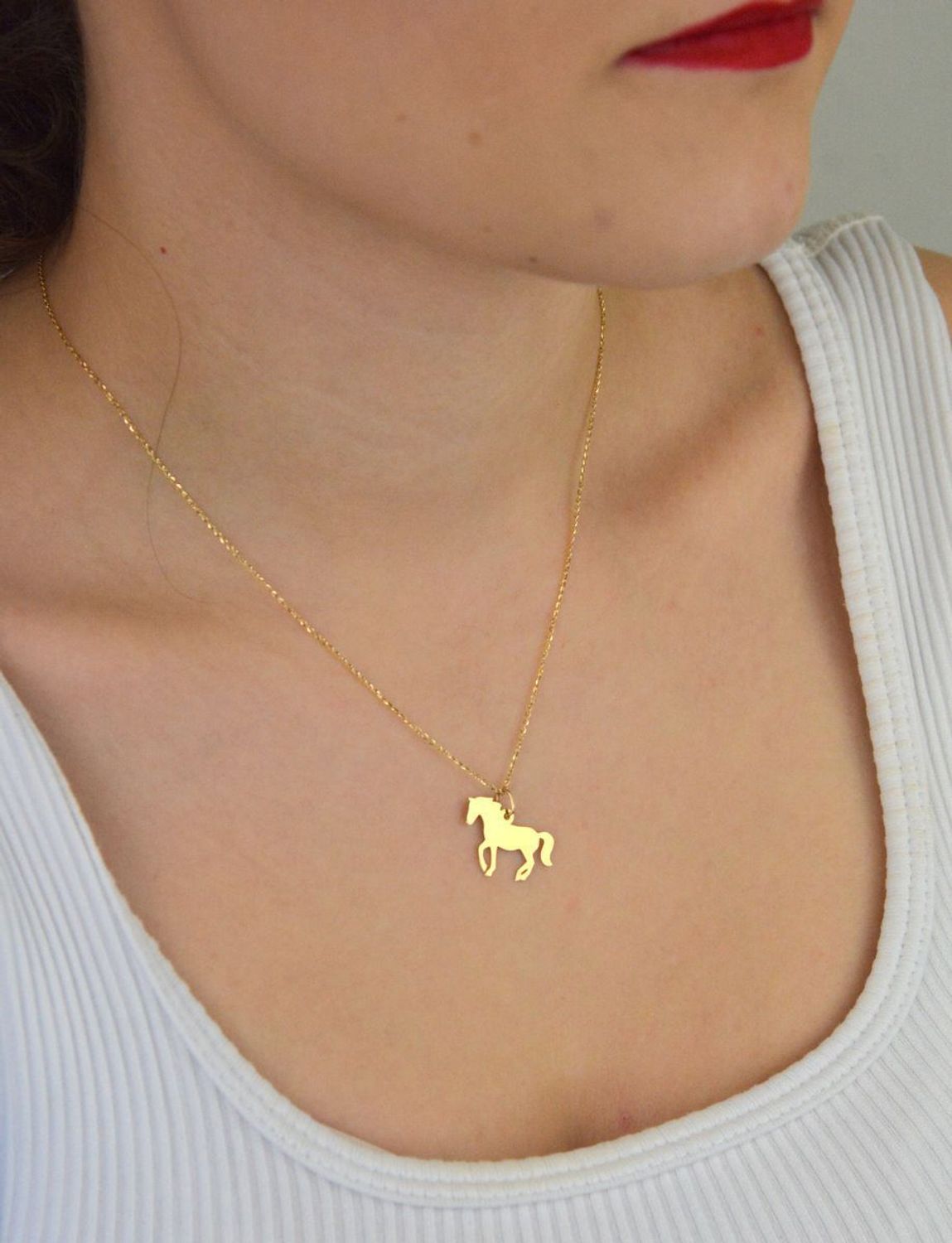 Stylowa zawieszka złota próby 585, model DIA-ZAW-13687-585 w kształcie konika. Wymiary 2,0 x 1,7 cm, waga 0,56 g. Idealna na prezent lub do codziennego noszenia.1.jpg