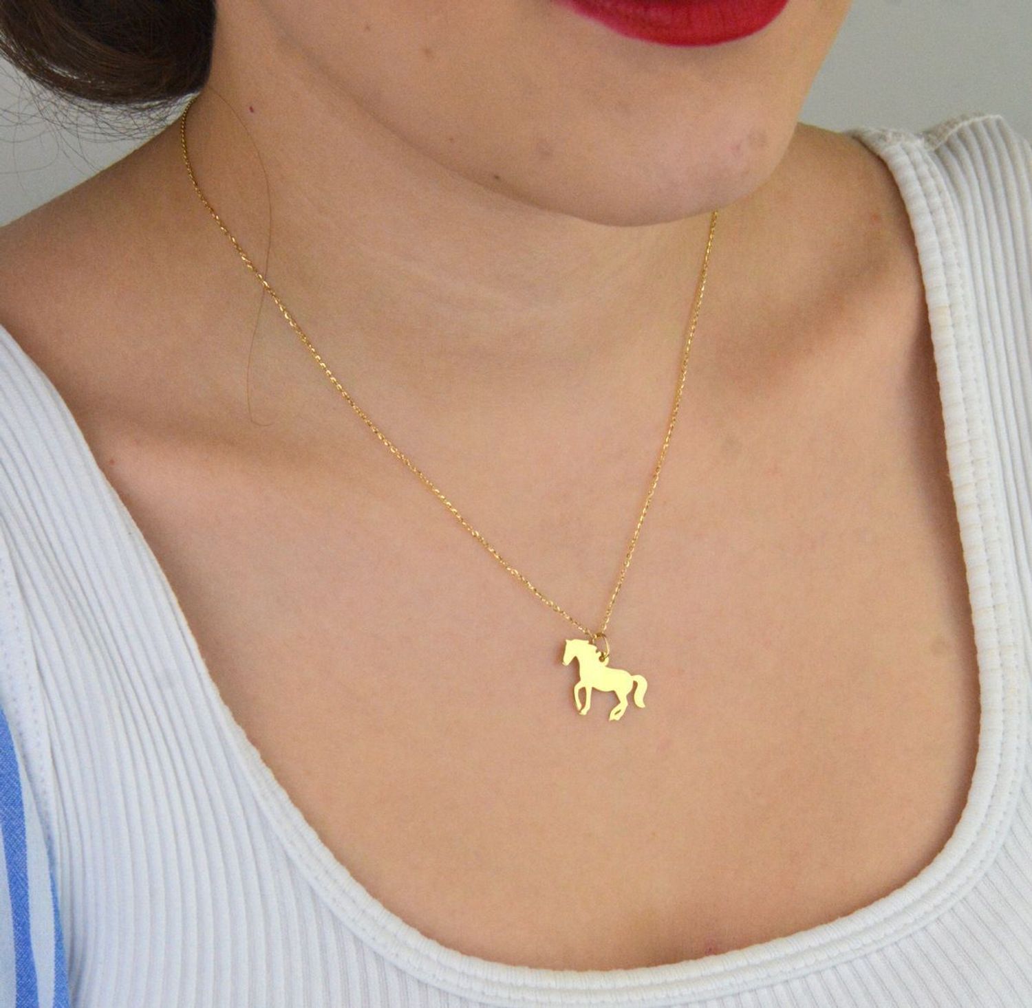 Stylowa zawieszka złota próby 585, model DIA-ZAW-13687-585 w kształcie konika. Wymiary 2,0 x 1,7 cm, waga 0,56 g. Idealna na prezent lub do codziennego noszenia.1.jpg