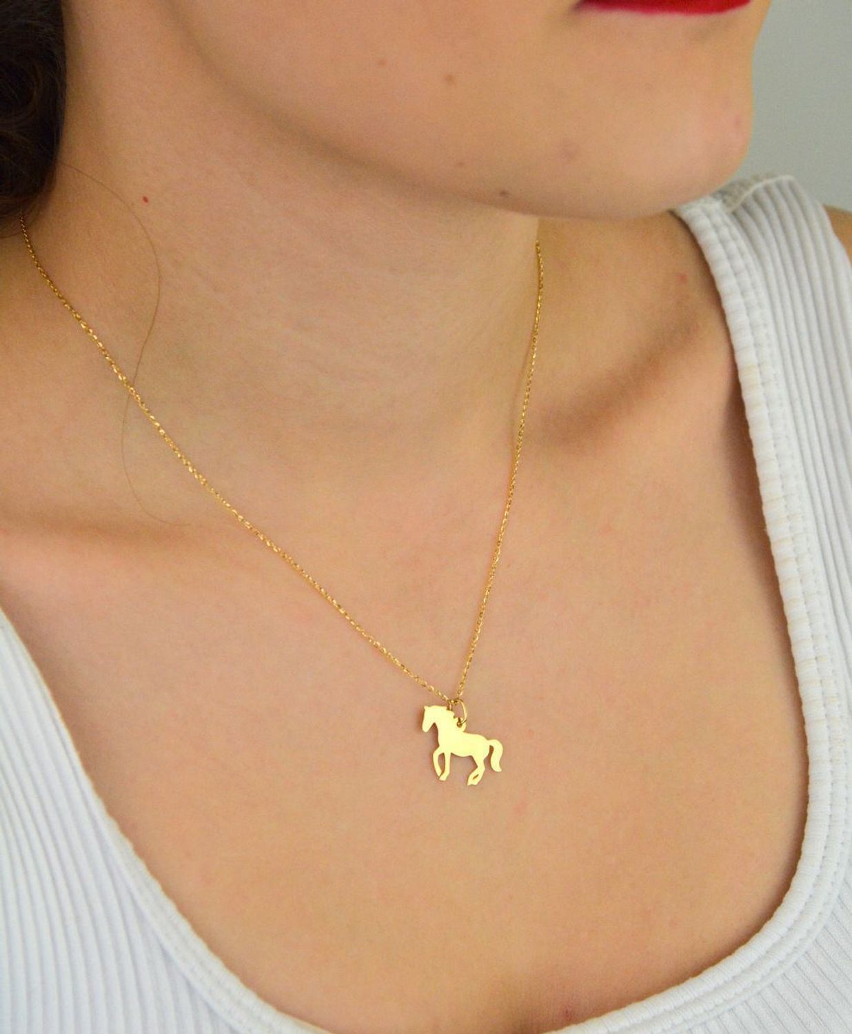 Stylowa zawieszka złota próby 585, model DIA-ZAW-13687-585 w kształcie konika. Wymiary 2,0 x 1,7 cm, waga 0,56 g. Idealna na prezent lub do codziennego noszenia.1.jpg