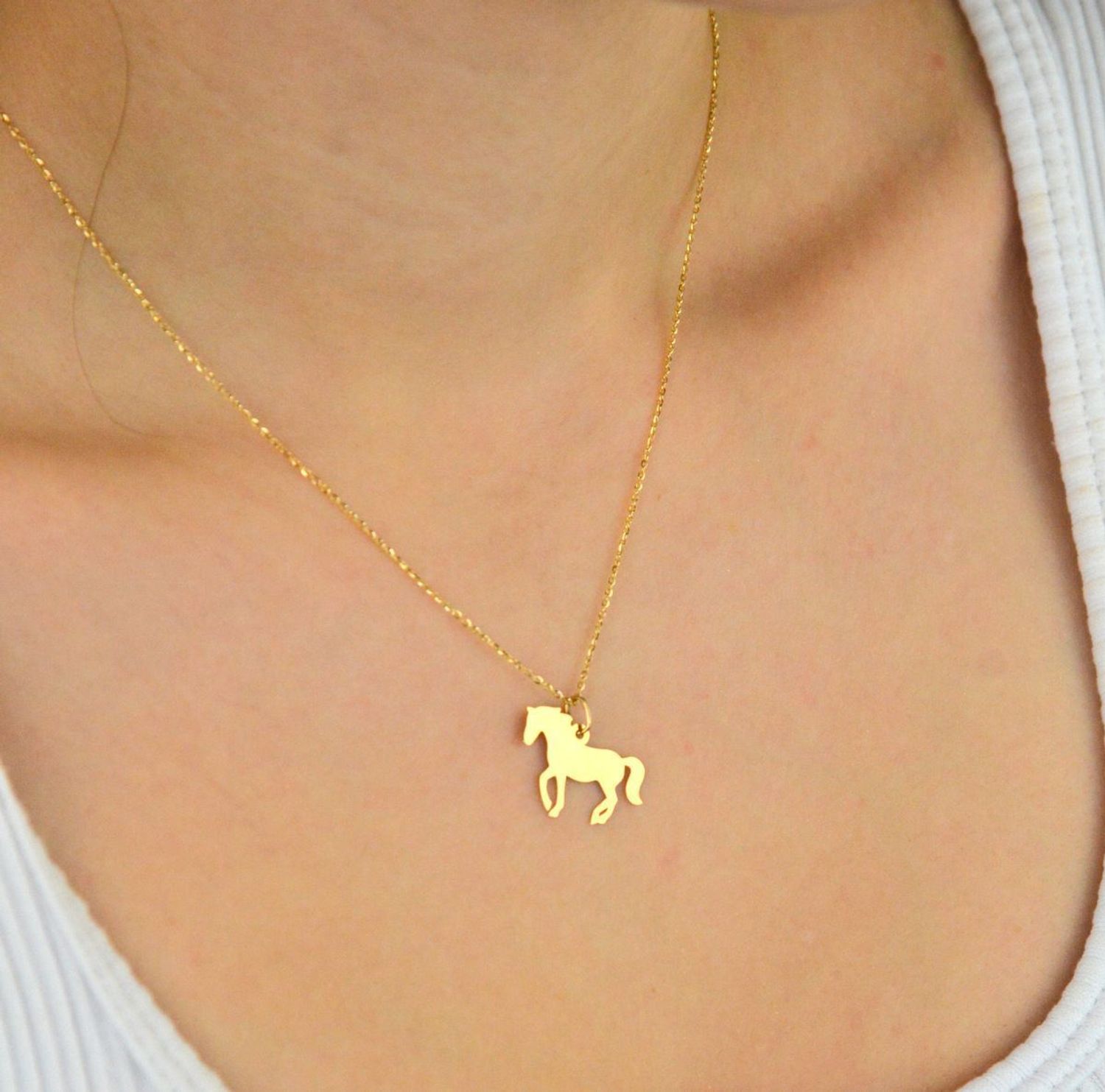 Stylowa zawieszka złota próby 585, model DIA-ZAW-13687-585 w kształcie konika. Wymiary 2,0 x 1,7 cm, waga 0,56 g. Idealna na prezent lub do codziennego noszenia.1.jpg