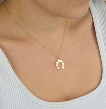 Stylowa zawieszka złota próby 585, model DIA-ZAW-13688-585 w kształcie podkowy. Długość z oczkiem 2,2 cm, szerokość 1,5 cm, waga 0,50 g. Idealna na prezent lub do codziennego noszenia (1).JPG