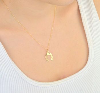 Stylowa zawieszka złota próby 585, model DIA-ZAW-13688-585 w kształcie podkowy. Długość z oczkiem 2,2 cm, szerokość 1,5 cm, waga 0,50 g. Idealna na prezent lub do codziennego noszenia (2).JPG