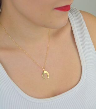 Stylowa zawieszka złota próby 585, model DIA-ZAW-13688-585 w kształcie podkowy. Długość z oczkiem 2,2 cm, szerokość 1,5 cm, waga 0,50 g. Idealna na prezent lub do codziennego noszenia (3).JPG