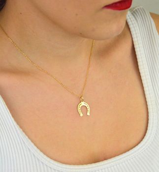 Stylowa zawieszka złota próby 585, model DIA-ZAW-13688-585 w kształcie podkowy. Długość z oczkiem 2,2 cm, szerokość 1,5 cm, waga 0,50 g. Idealna na prezent lub do codziennego noszenia (4).JPG