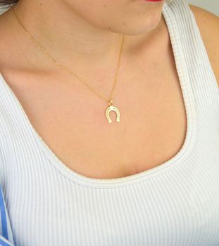 Stylowa zawieszka złota próby 585, model DIA-ZAW-13688-585 w kształcie podkowy. Długość z oczkiem 2,2 cm, szerokość 1,5 cm, waga 0,50 g. Idealna na prezent lub do codziennego noszenia (5).JPG