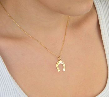 Stylowa zawieszka złota próby 585, model DIA-ZAW-13688-585 w kształcie podkowy. Długość z oczkiem 2,2 cm, szerokość 1,5 cm, waga 0,50 g. Idealna na prezent lub do codziennego noszenia (6).JPG