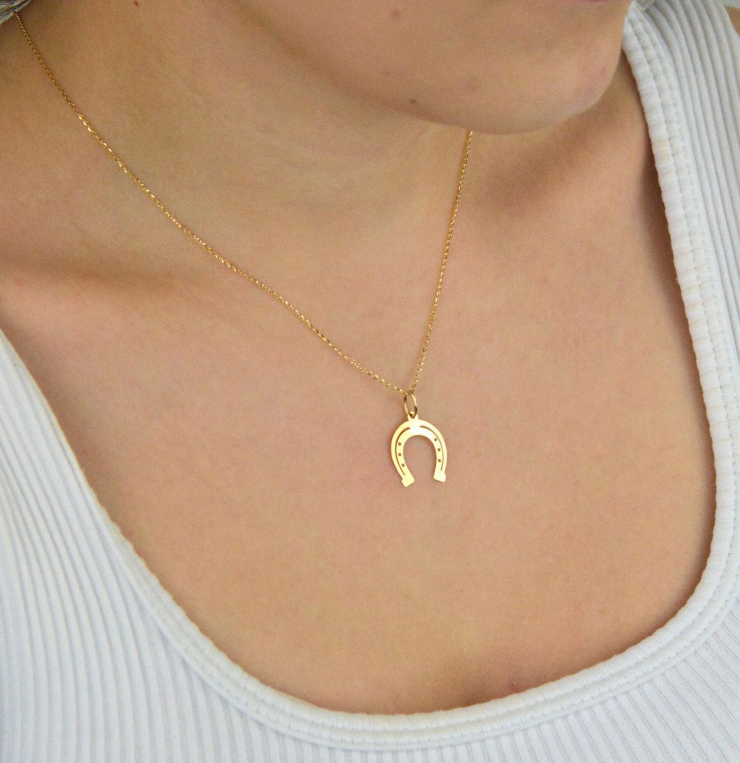 Stylowa zawieszka złota próby 585, model DIA-ZAW-13688-585 w kształcie podkowy. Długość z oczkiem 2,2 cm, szerokość 1,5 cm, waga 0,50 g. Idealna na prezent lub do codziennego noszenia.1.jpg