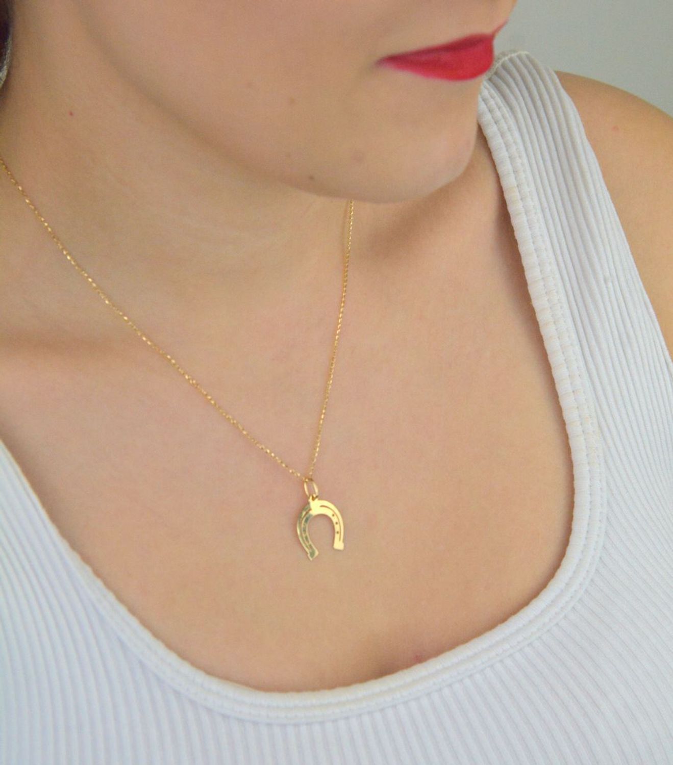 Stylowa zawieszka złota próby 585, model DIA-ZAW-13688-585 w kształcie podkowy. Długość z oczkiem 2,2 cm, szerokość 1,5 cm, waga 0,50 g. Idealna na prezent lub do codziennego noszenia.1.jpg