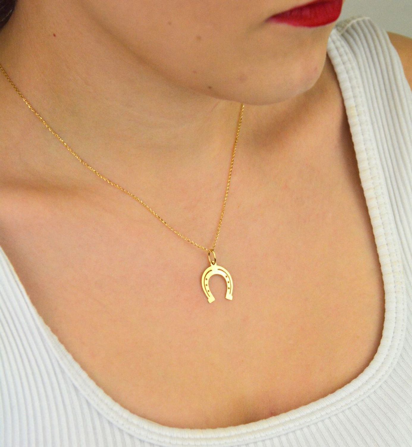 Stylowa zawieszka złota próby 585, model DIA-ZAW-13688-585 w kształcie podkowy. Długość z oczkiem 2,2 cm, szerokość 1,5 cm, waga 0,50 g. Idealna na prezent lub do codziennego noszenia.1.jpg