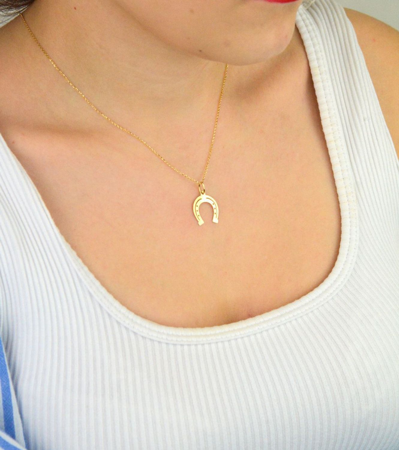 Stylowa zawieszka złota próby 585, model DIA-ZAW-13688-585 w kształcie podkowy. Długość z oczkiem 2,2 cm, szerokość 1,5 cm, waga 0,50 g. Idealna na prezent lub do codziennego noszenia.1.jpg