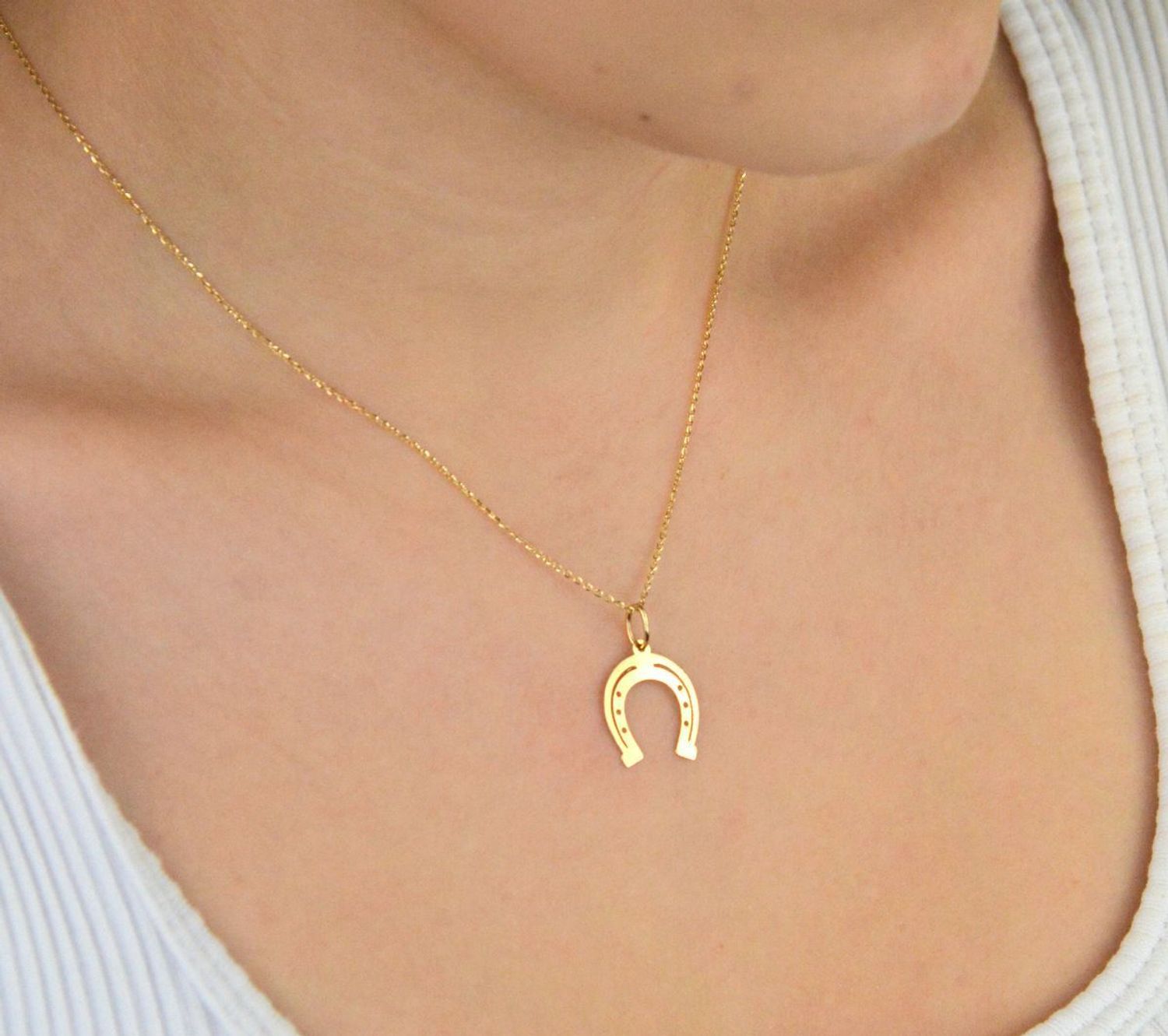 Stylowa zawieszka złota próby 585, model DIA-ZAW-13688-585 w kształcie podkowy. Długość z oczkiem 2,2 cm, szerokość 1,5 cm, waga 0,50 g. Idealna na prezent lub do codziennego noszenia.1.jpg