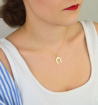 Stylowa zawieszka damska złota próby 585, model DIA-ZAW-13689-585 w kształcie podkowy. Długość z oczkiem 2,1 cm, szerokość 1,5 cm, waga 0,53 g. Idealna na prezent lub do codziennego noszenia (2).JPG