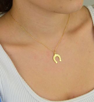 Stylowa zawieszka damska złota próby 585, model DIA-ZAW-13689-585 w kształcie podkowy. Długość z oczkiem 2,1 cm, szerokość 1,5 cm, waga 0,53 g. Idealna na prezent lub do codziennego noszenia (3).JPG