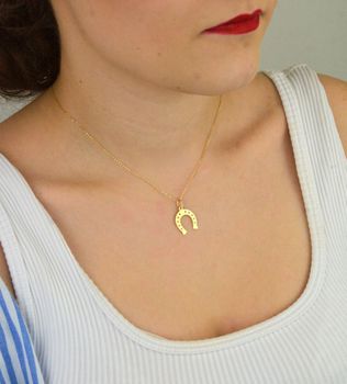 Stylowa zawieszka damska złota próby 585, model DIA-ZAW-13689-585 w kształcie podkowy. Długość z oczkiem 2,1 cm, szerokość 1,5 cm, waga 0,53 g. Idealna na prezent lub do codziennego noszenia (4).JPG