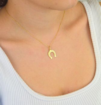 Stylowa zawieszka damska złota próby 585, model DIA-ZAW-13689-585 w kształcie podkowy. Długość z oczkiem 2,1 cm, szerokość 1,5 cm, waga 0,53 g. Idealna na prezent lub do codziennego noszenia (5).JPG