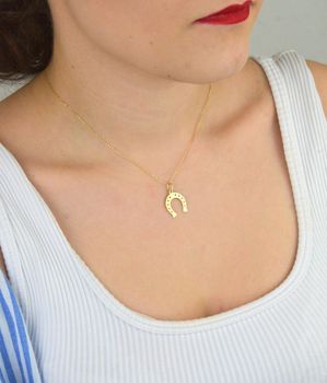 Stylowa zawieszka damska złota próby 585, model DIA-ZAW-13689-585 w kształcie podkowy. Długość z oczkiem 2,1 cm, szerokość 1,5 cm, waga 0,53 g. Idealna na prezent lub do codziennego noszenia (6).JPG