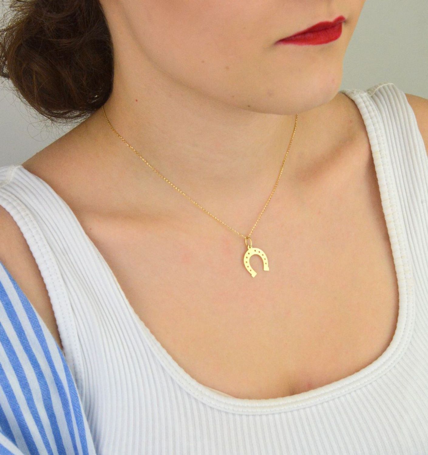 Stylowa zawieszka damska złota próby 585, model DIA-ZAW-13689-585 w kształcie podkowy. Długość z oczkiem 2,1 cm, szerokość 1,5 cm, waga 0,53 g. Idealna na prezent lub do codziennego noszenia.1.jpg