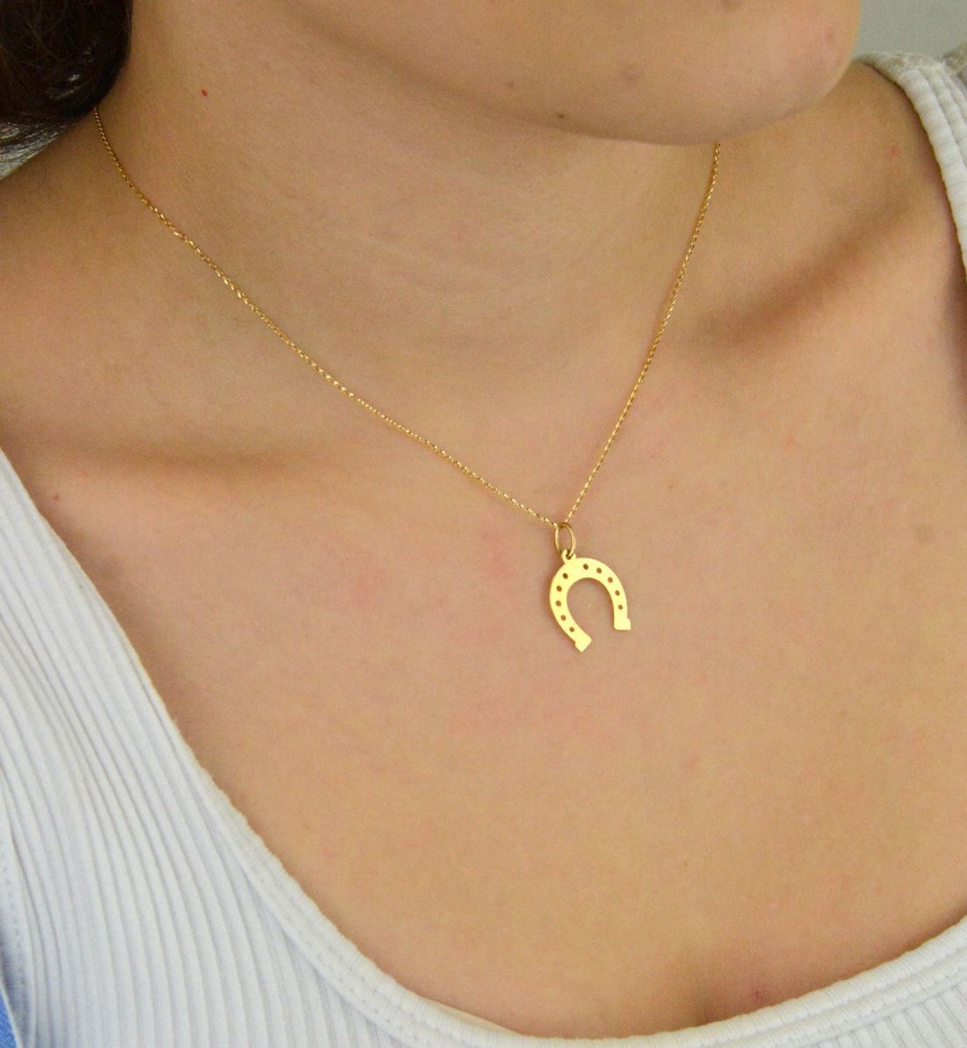 Stylowa zawieszka damska złota próby 585, model DIA-ZAW-13689-585 w kształcie podkowy. Długość z oczkiem 2,1 cm, szerokość 1,5 cm, waga 0,53 g. Idealna na prezent lub do codziennego noszenia.1.jpg