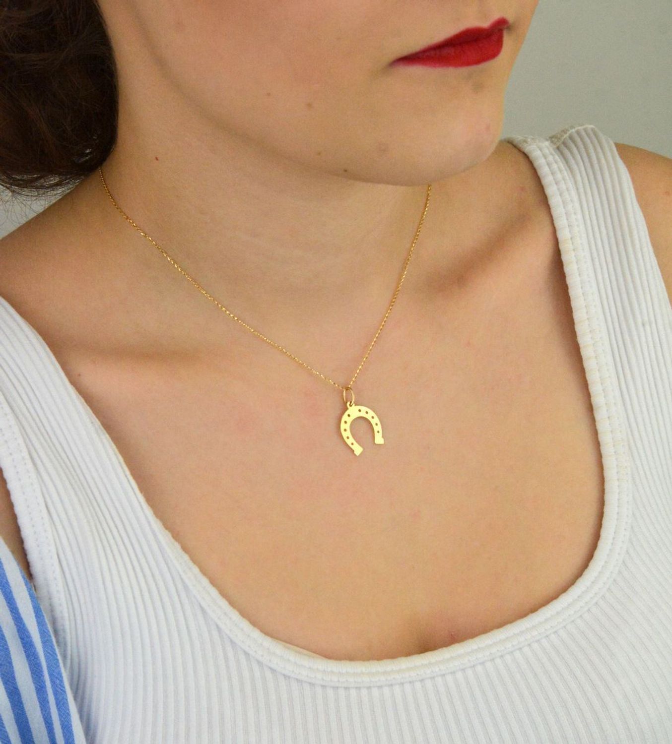 Stylowa zawieszka damska złota próby 585, model DIA-ZAW-13689-585 w kształcie podkowy. Długość z oczkiem 2,1 cm, szerokość 1,5 cm, waga 0,53 g. Idealna na prezent lub do codziennego noszenia.1.jpg