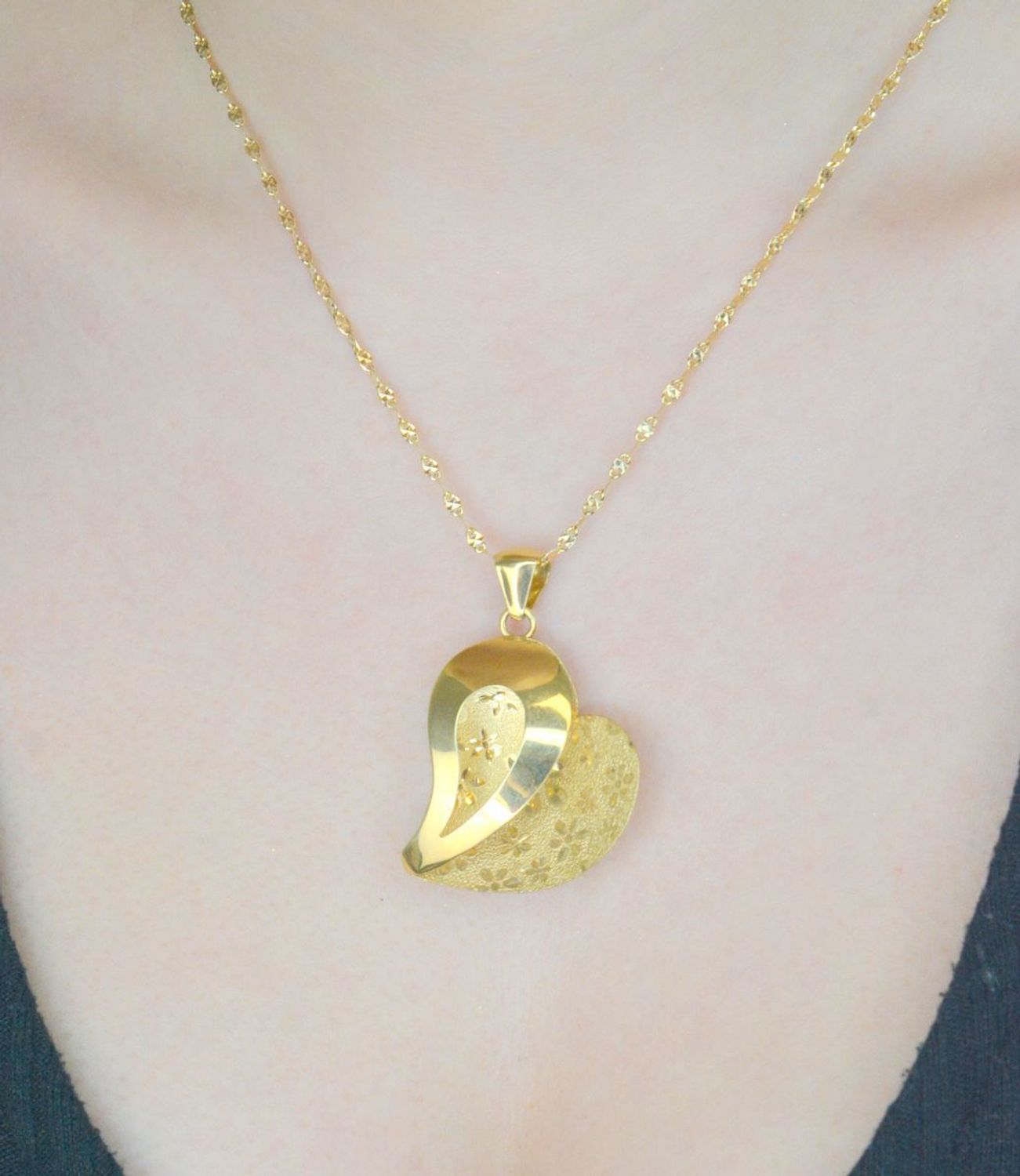 Zawieszka kwiatek i serce białe złoto nierodowane próba 585 DIA-ZAW-0905-585. Złoty wisiorek został wykonany z wysokiej jakości złota próby 585. 1.jpg