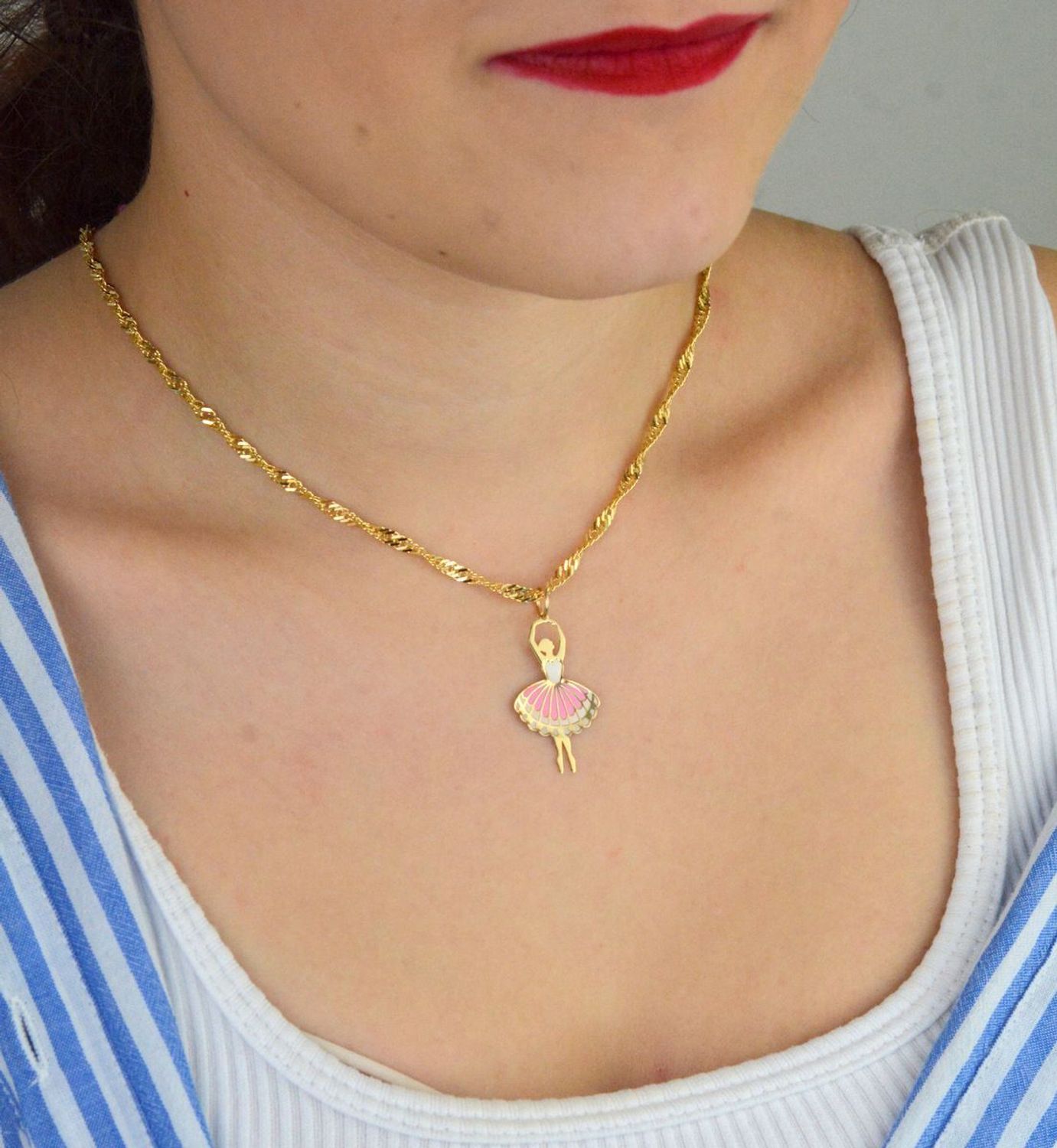 Zawieszka złota DIA-ZAW-13702-585 – baletnica zdobiona biało-różową emalią. Wymiary 3,5 cm x 1,8 cm, waga 0,72 g. Delikatny i dziewczęcy dodatek, idealny na prezent.1.jpg