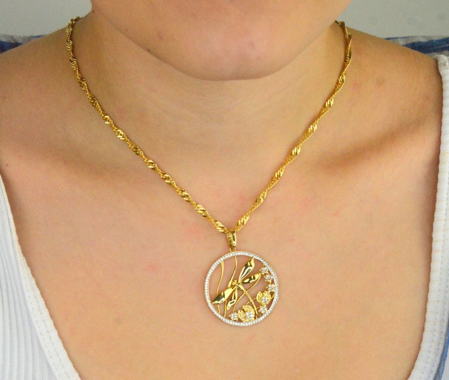 Zawieszka złota damska DIA-ZAW-13703-585 – okrągła zawieszka z ważką i cyrkoniami. Wymiary 4,0 cm x 3,2 cm, waga 4,30 g. Elegancka i efektowna biżuteria idealna na prezent.1.jpg