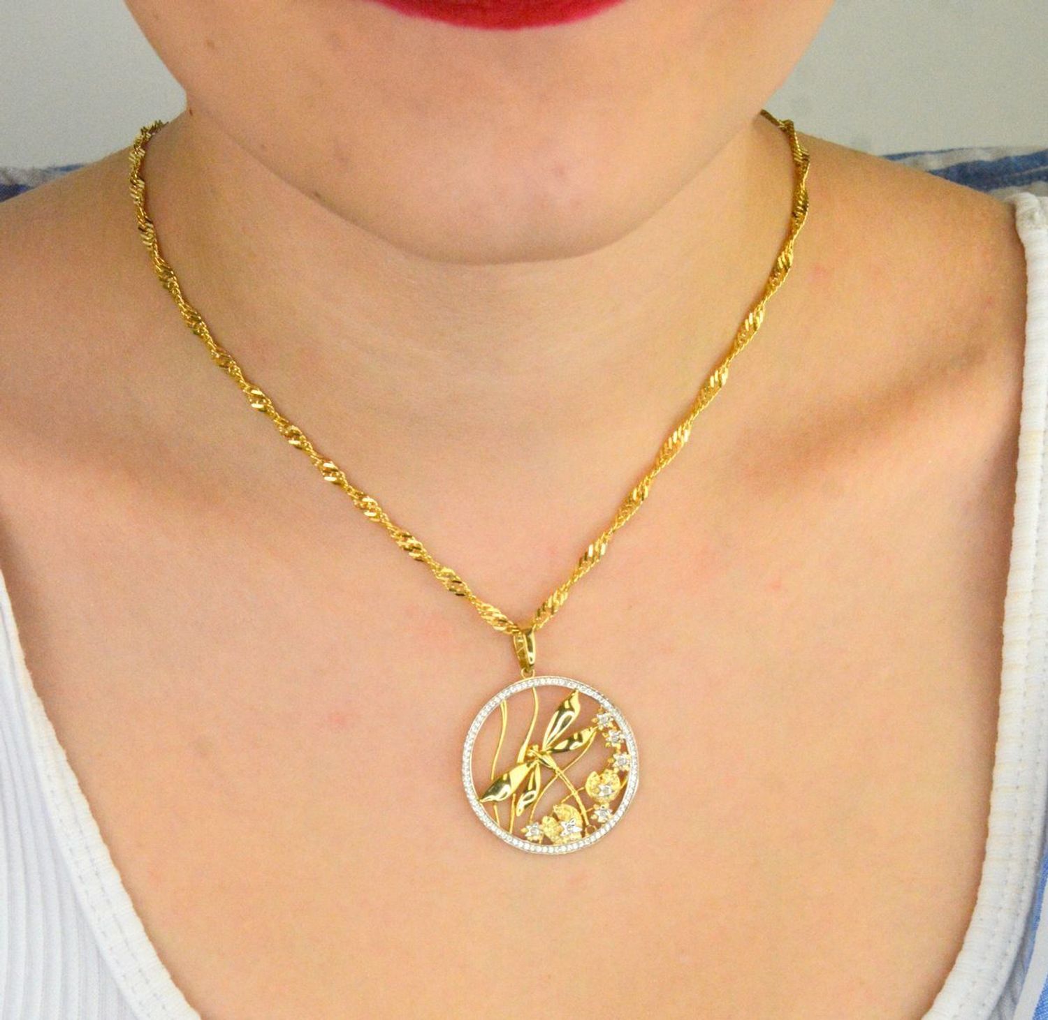 Zawieszka złota damska DIA-ZAW-13703-585 – okrągła zawieszka z ważką i cyrkoniami. Wymiary 4,0 cm x 3,2 cm, waga 4,30 g. Elegancka i efektowna biżuteria idealna na prezent.1.jpg