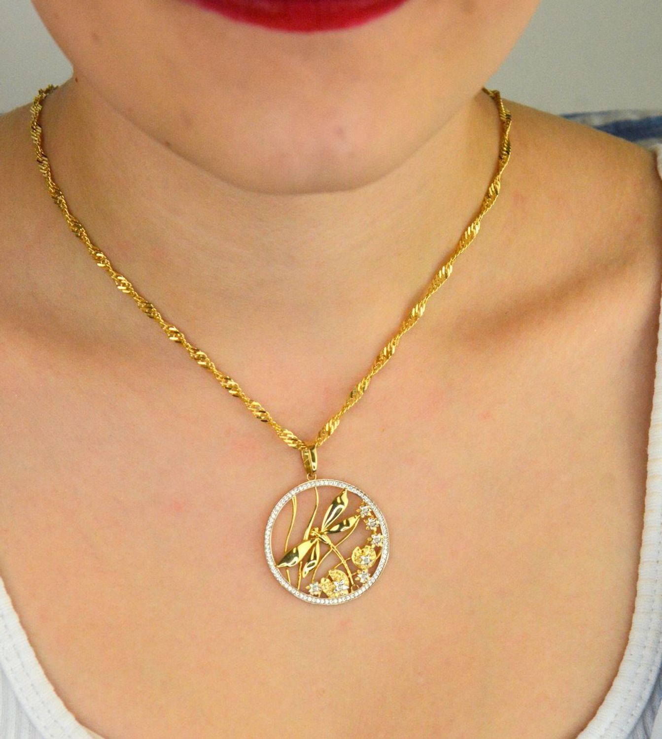 Zawieszka złota damska DIA-ZAW-13703-585 – okrągła zawieszka z ważką i cyrkoniami. Wymiary 4,0 cm x 3,2 cm, waga 4,30 g. Elegancka i efektowna biżuteria idealna na prezent.1.jpg