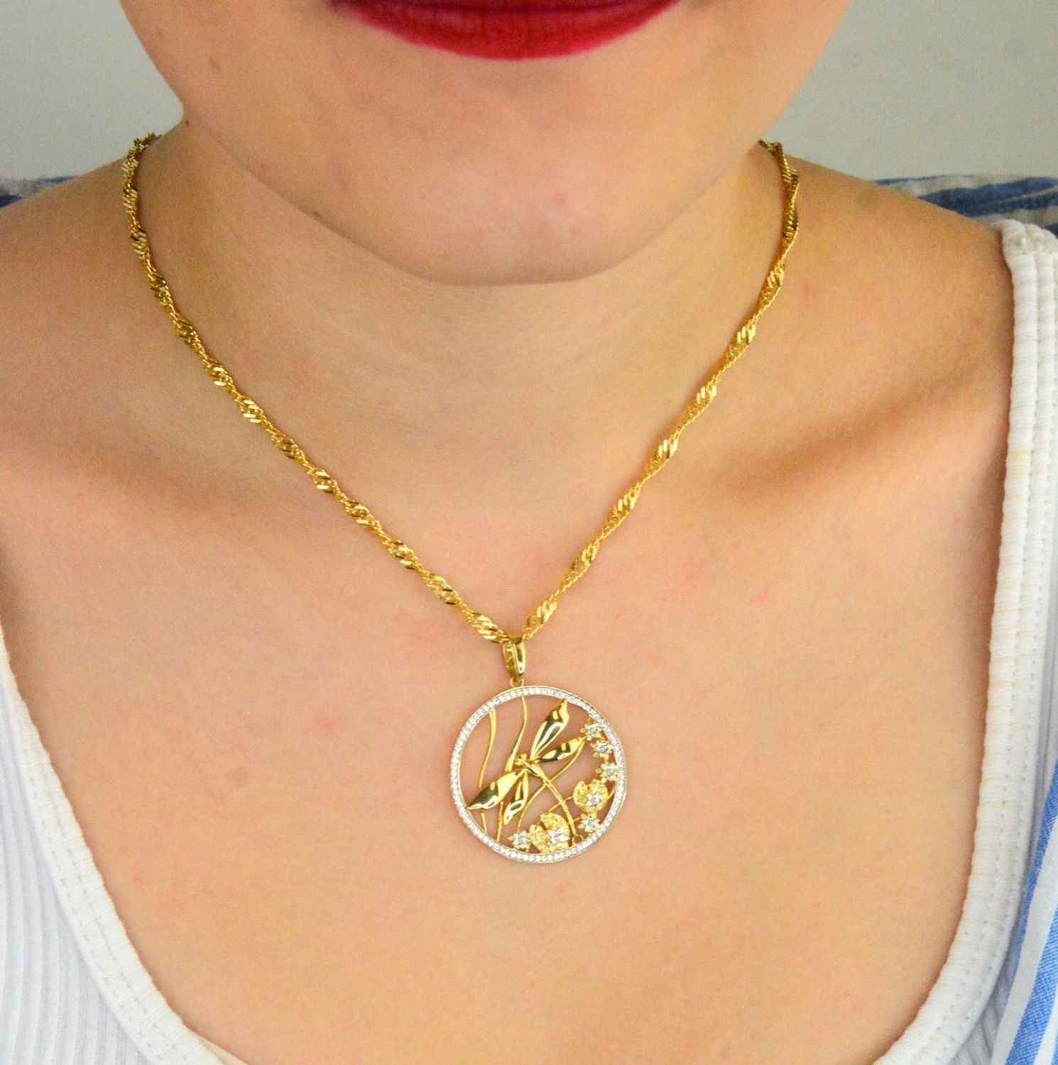 Zawieszka złota damska DIA-ZAW-13703-585 – okrągła zawieszka z ważką i cyrkoniami. Wymiary 4,0 cm x 3,2 cm, waga 4,30 g. Elegancka i efektowna biżuteria idealna na prezent.1.jpg