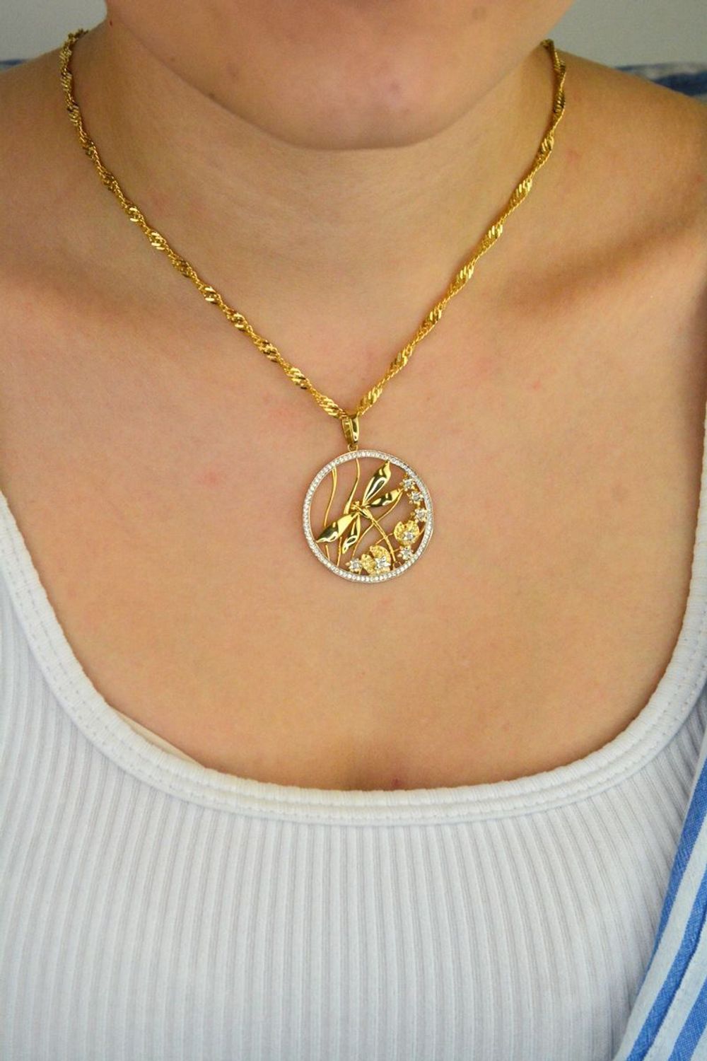 Zawieszka złota damska DIA-ZAW-13703-585 – okrągła zawieszka z ważką i cyrkoniami. Wymiary 4,0 cm x 3,2 cm, waga 4,30 g. Elegancka i efektowna biżuteria idealna na prezent.1.jpg