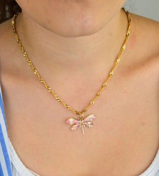 Złota zawieszka damska 585 w kształcie różowego motyla, zdobiona emalią. 3x2 cm, 0,74 g. Uroczy, elegancki dodatek idealny do łańcuszka (2).JPG