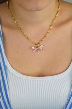 Złota zawieszka damska 585 w kształcie różowego motyla, zdobiona emalią. 3x2 cm, 0,74 g. Uroczy, elegancki dodatek idealny do łańcuszka (3).JPG