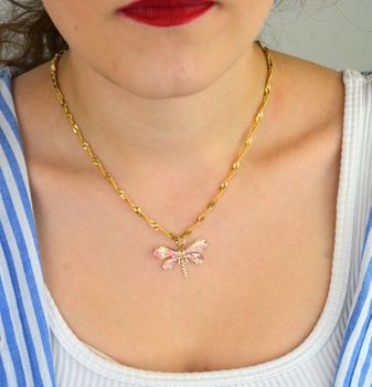 Złota zawieszka damska 585 w kształcie różowego motyla, zdobiona emalią. 3x2 cm, 0,74 g. Uroczy, elegancki dodatek idealny do łańcuszka (4).JPG