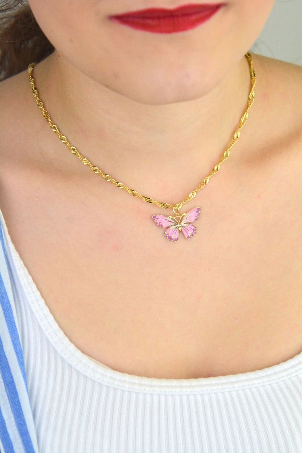 Zawieszka złota damska DIA-ZAW-13705-585 – motyl zdobiony różową emalią. Wymiary 2,0 cm x 2,7 cm, waga 0,73 g. Delikatny i kobiecy dodatek idealny na prezent.1.jpg