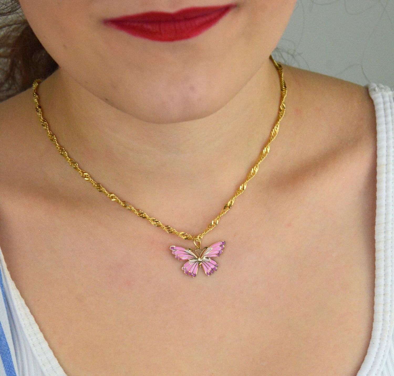 Zawieszka złota damska DIA-ZAW-13705-585 – motyl zdobiony różową emalią. Wymiary 2,0 cm x 2,7 cm, waga 0,73 g. Delikatny i kobiecy dodatek idealny na prezent.1.jpg