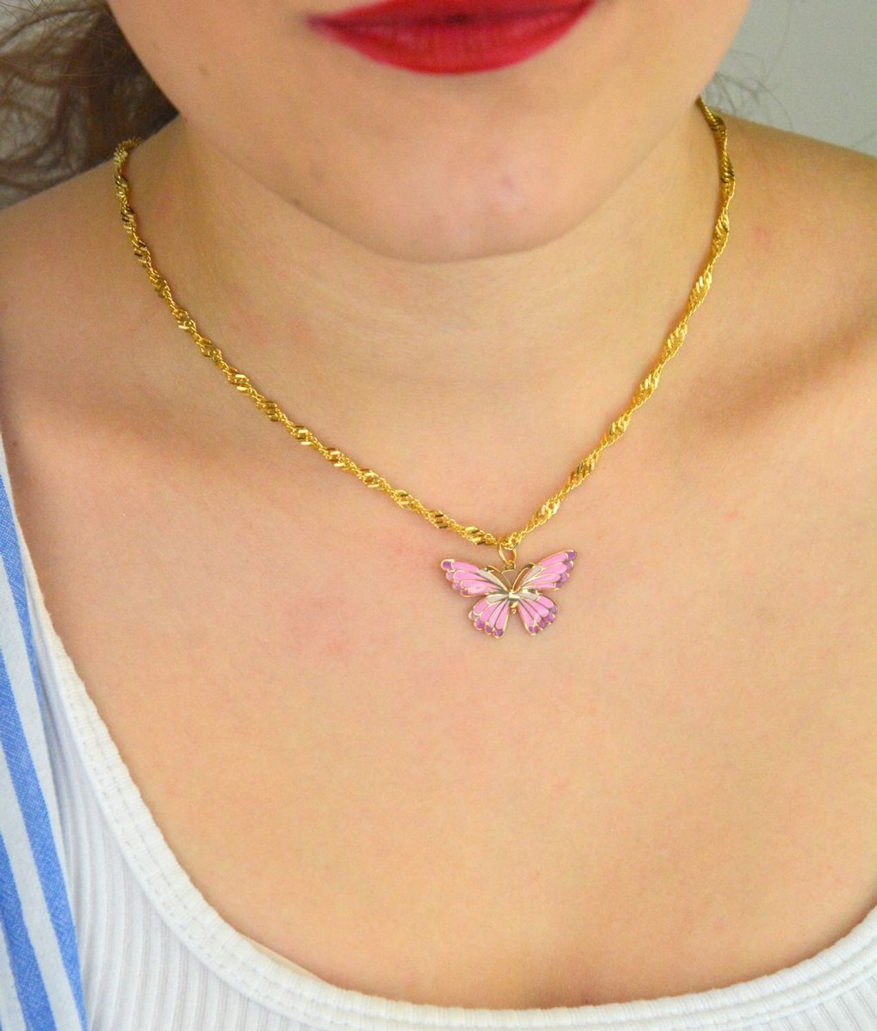 Zawieszka złota damska DIA-ZAW-13705-585 – motyl zdobiony różową emalią. Wymiary 2,0 cm x 2,7 cm, waga 0,73 g. Delikatny i kobiecy dodatek idealny na prezent.1.jpg