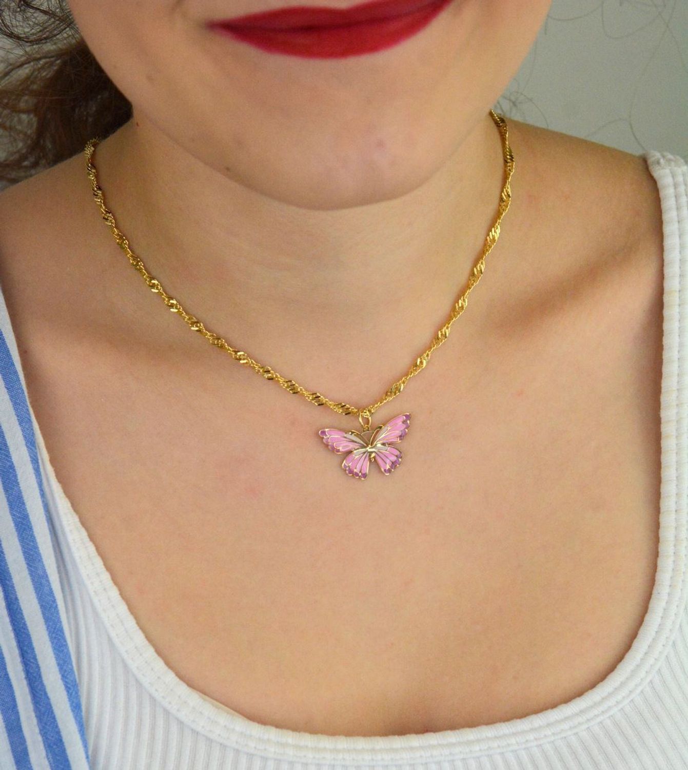 Zawieszka złota damska DIA-ZAW-13705-585 – motyl zdobiony różową emalią. Wymiary 2,0 cm x 2,7 cm, waga 0,73 g. Delikatny i kobiecy dodatek idealny na prezent.1.jpg