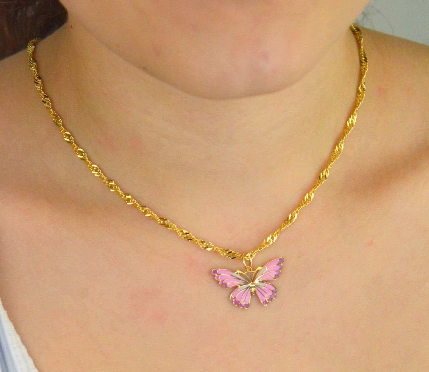 Zawieszka złota damska DIA-ZAW-13705-585 – motyl zdobiony różową emalią. Wymiary 2,0 cm x 2,7 cm, waga 0,73 g. Delikatny i kobiecy dodatek idealny na prezent.1.jpg