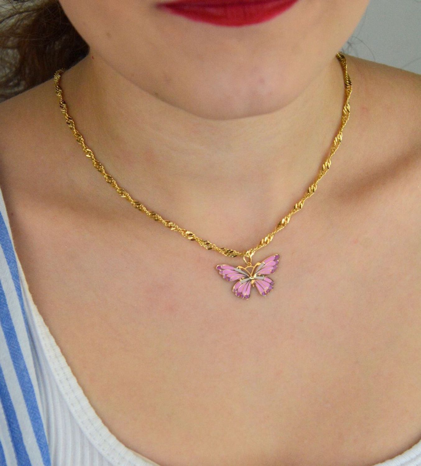 Zawieszka złota damska DIA-ZAW-13705-585 – motyl zdobiony różową emalią. Wymiary 2,0 cm x 2,7 cm, waga 0,73 g. Delikatny i kobiecy dodatek idealny na prezent.1.jpg