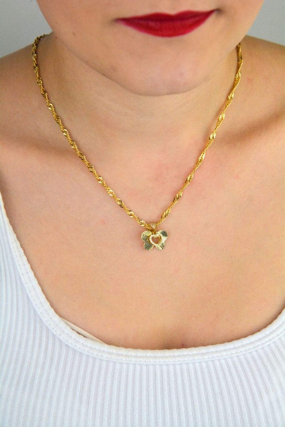 Zawieszka złota damska DIA-ZAW-13710-585 – dwa motylki, jeden ozdobiony cyrkonią. Wymiary 1,5 cm x 1,5 cm, waga 1,23 g. Delikatna i elegancka biżuteria idealna na prezent.1.jpg