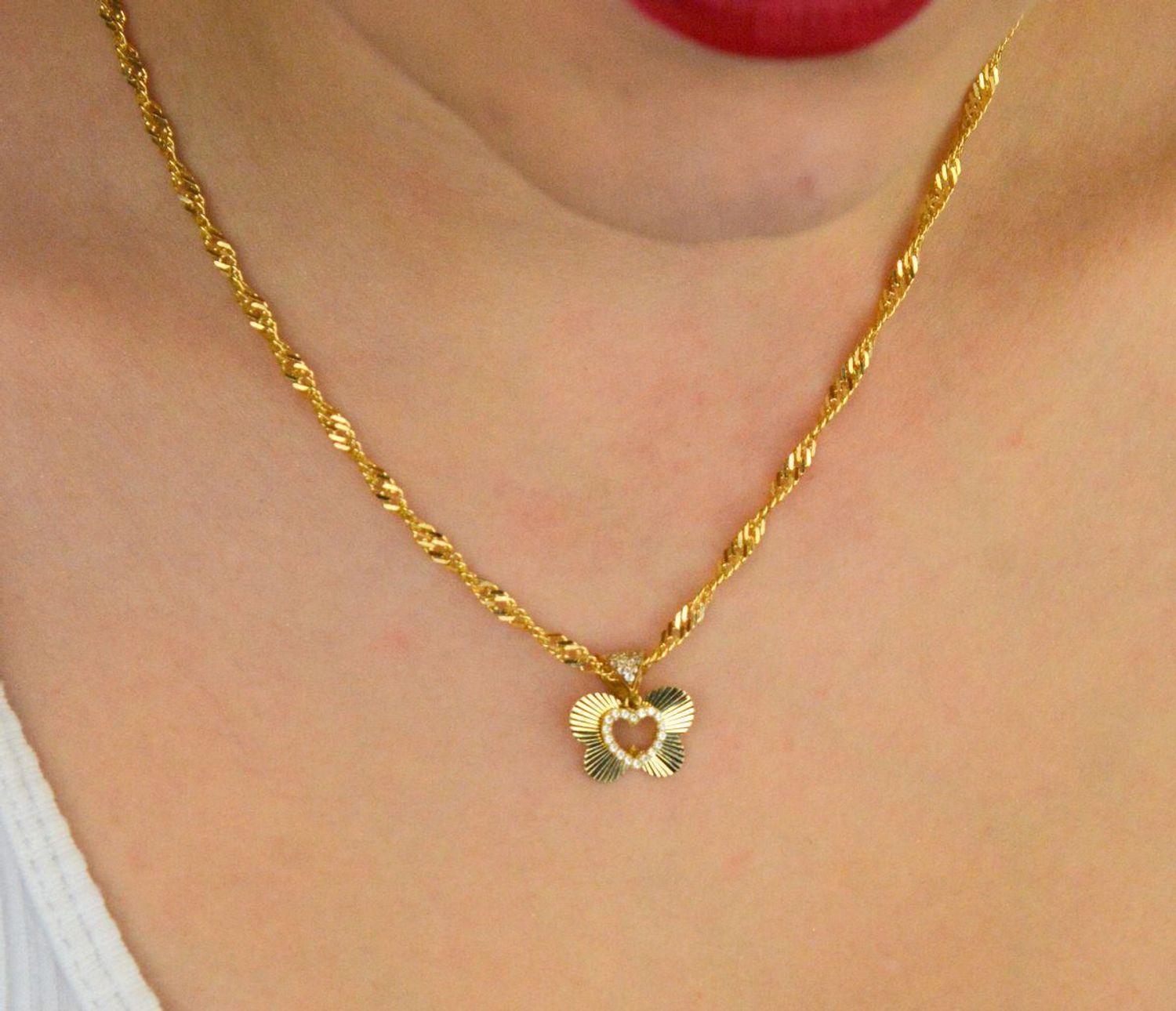 Zawieszka złota damska DIA-ZAW-13710-585 – dwa motylki, jeden ozdobiony cyrkonią. Wymiary 1,5 cm x 1,5 cm, waga 1,23 g. Delikatna i elegancka biżuteria idealna na prezent.1.jpg