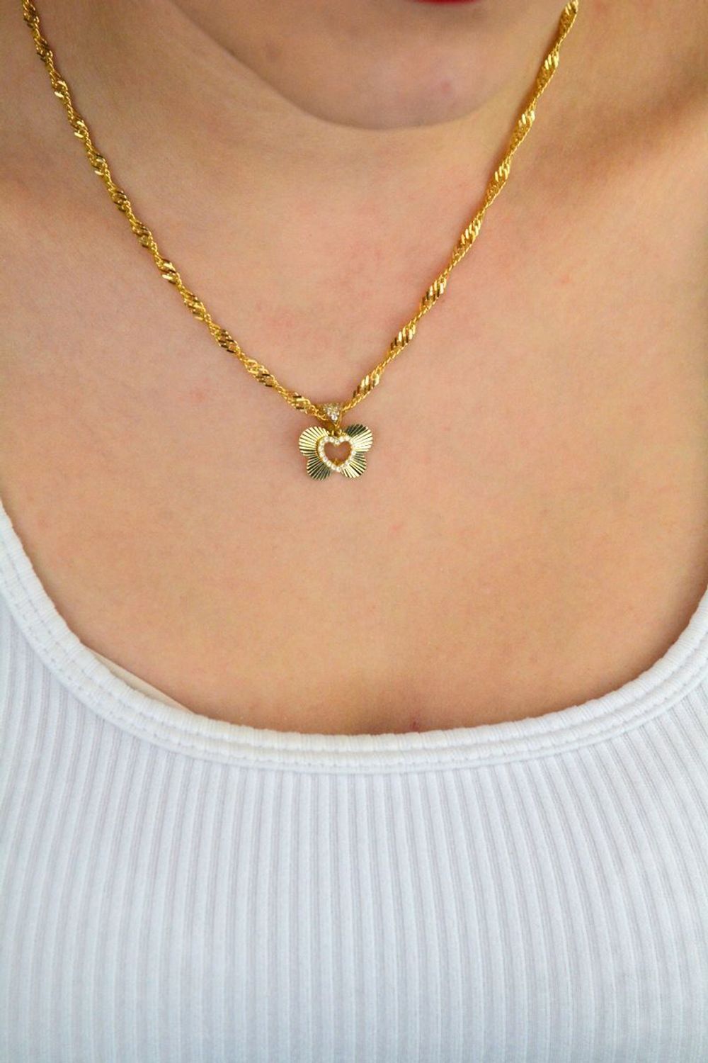 Zawieszka złota damska DIA-ZAW-13710-585 – dwa motylki, jeden ozdobiony cyrkonią. Wymiary 1,5 cm x 1,5 cm, waga 1,23 g. Delikatna i elegancka biżuteria idealna na prezent.1.jpg