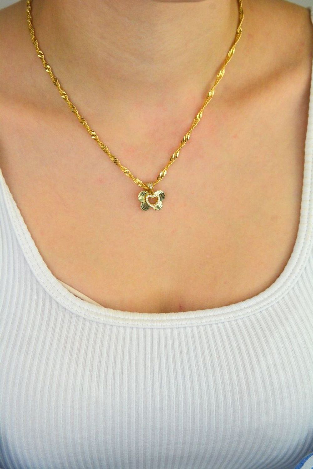 Zawieszka złota damska DIA-ZAW-13710-585 – dwa motylki, jeden ozdobiony cyrkonią. Wymiary 1,5 cm x 1,5 cm, waga 1,23 g. Delikatna i elegancka biżuteria idealna na prezent.1.jpg