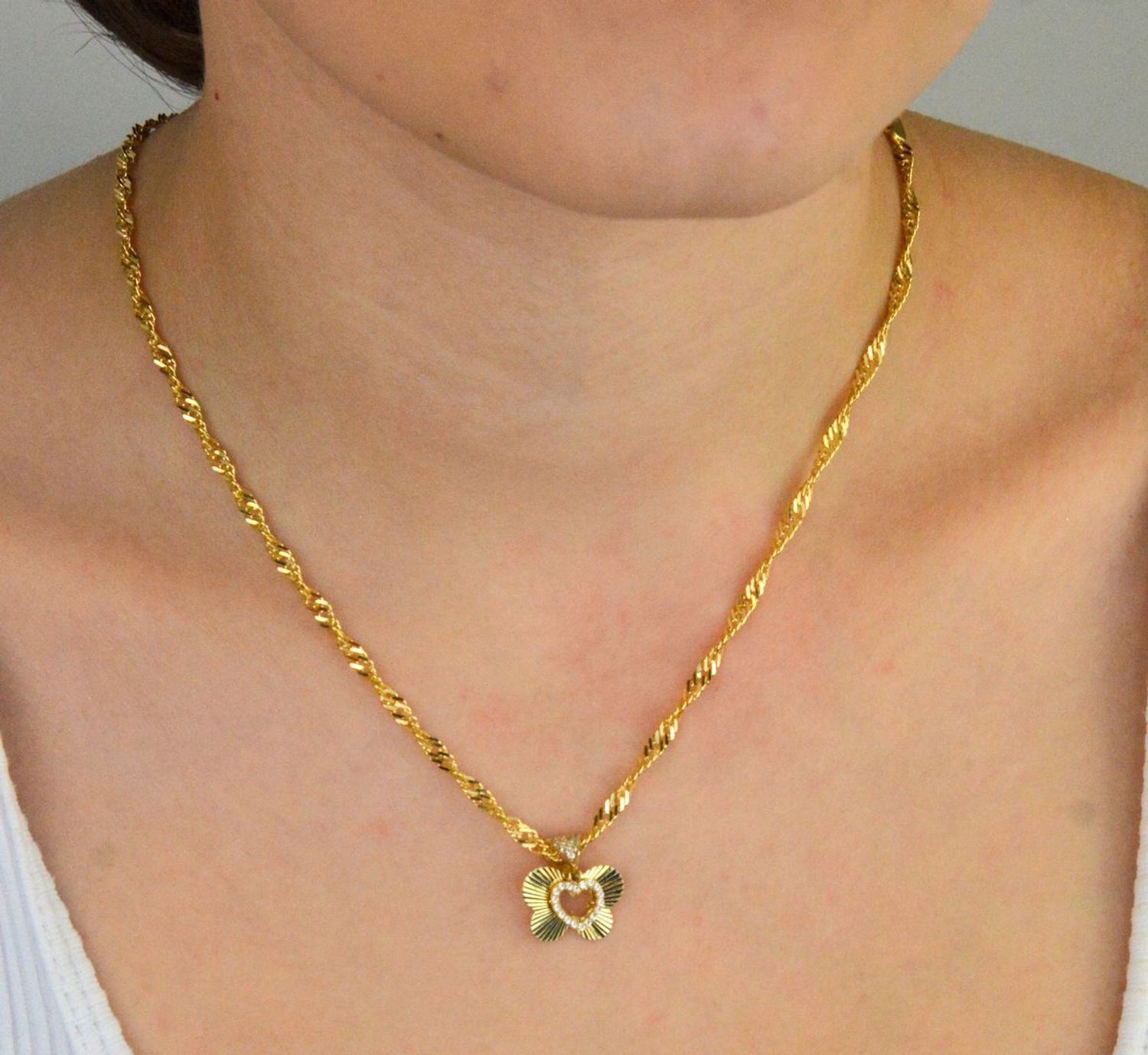 Zawieszka złota damska DIA-ZAW-13710-585 – dwa motylki, jeden ozdobiony cyrkonią. Wymiary 1,5 cm x 1,5 cm, waga 1,23 g. Delikatna i elegancka biżuteria idealna na prezent.1.jpg